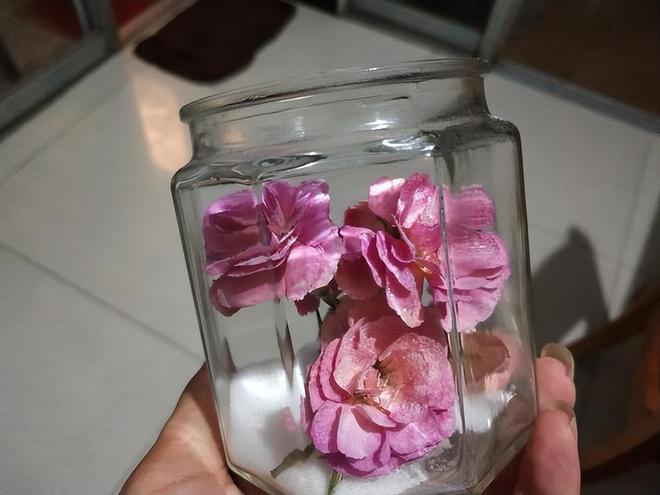 鲜花放干后变成干花_鲜花一直放会变干花吗_鲜花变干花后怎么保存